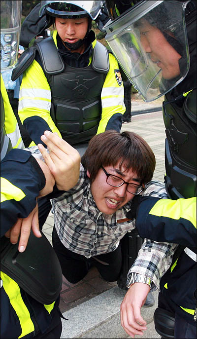 한미FTA 비준안 처리를 저지하기 위해 28일 국회 진입을 시도한 집회 참가자들이 경찰에 강제 연행되며 울부짖고 있다.