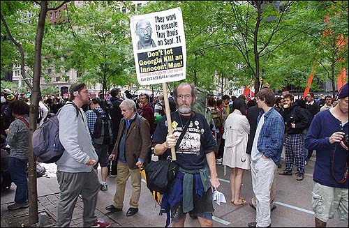 지난 9월 월스트리트 점령 시위에서 한 남성이 트로이 데이비스 사형 집행을 반대하는 시위를 벌이고 있다.