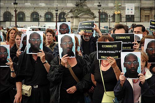 2008년 7월 프랑스 파리에서 트로이 데이비스 구명을 위해 열린 시위 장면. 
