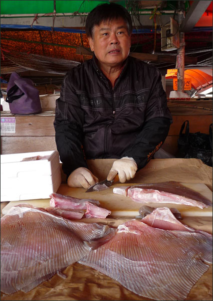 홍어를 손질하는 이금렬씨. 영산포에서 30년째 홍어만 팔고 있는 홍어장수 아저씨다.