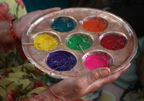 디까를 행하는 일곱 색깔의 꽃가루와 색소들이다. 색색이 꽃가루를 쓰기도 하고 페인트처럼 만들어져 나오는 색소 용품도 있다고 한다.
