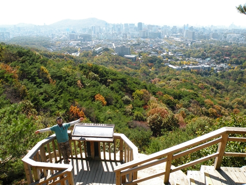 삼청공원은 서울성곽길과 북악산의 들머리 이기도 하다. 