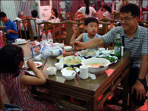 2010년 여름, 중국 베이징에서 여름을 보냈다. 무엇이든 가리지 않고 잘 먹는 두 아이는 그야말로 '여행 체질'이다.