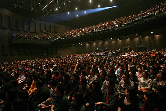 '국내 최초 가카의, 가카에 의한, 가카를 위한 가카헌정공연 <나는 꼼수다>(나꼼수)' 서울콘서트 이틀째인 30일 오후 서울 한남동 블루스퀘어에서 1천여명의 관객들이 공연을 지켜보고 있다.