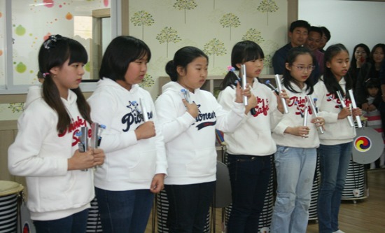 방송인 김제동씨가 기증한 '폰차임'으로 연주하고 있는 아이들