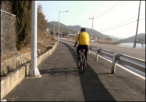 위 사진은 지난 2009년 12월27일, 우리가 처음 산동면 자전거 길에 가봤을 때에요. 그때는 그저 가드레일만 있었는데...