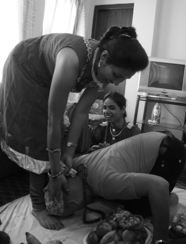 러구의 동생이 자신에게 축원을 해준 여동생의 발 끝에 이마를 대고 감사의 표시를 하고 있다. 네팔인들의 우리의 큰절처럼 경배할 때 자신의 이마를 상대의 발 끝에 댄다.
