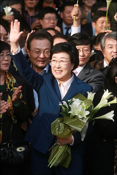 지난달 31일 오후 서울중앙지법에서 열린 '불법정치자금 9억여원 수수 혐의'에 대한 1심 선고에서 무죄를 받은 한명숙 전 총리가 환호하는 지지자들에게 둘러싸여 손을 흔들며 인사하고 있다.