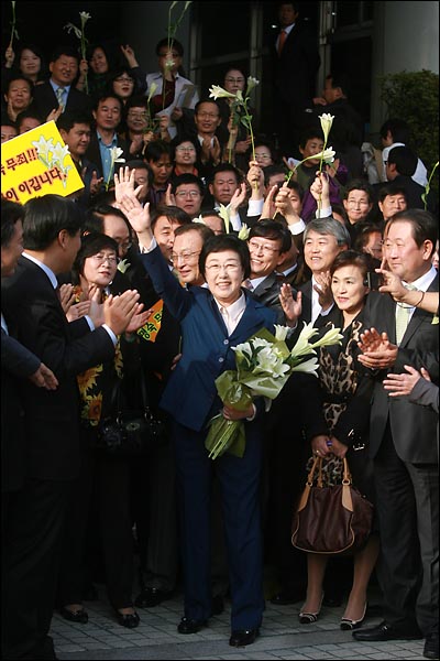 31일 오후 서울중앙지법에서 열린 '불법정치자금 9억여원 수수 혐의'에 대한 1심 선고에서 무죄를 받은 한명숙 전 총리가 환호하는 지지자들에게 둘러싸여 손을 흔들며 인사하고 있다.