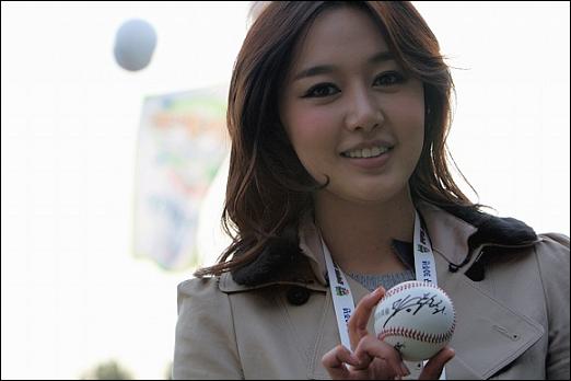  김민아 아나운서, 오승환 선수의 사인볼을 들고있다