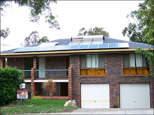 태양열 전지와 태양열 온수 시스템을 설치한 주택.