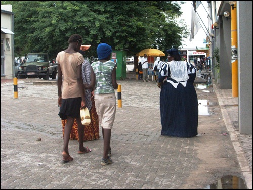 마운 시내에서 마주친 나이제리아 전통의상.