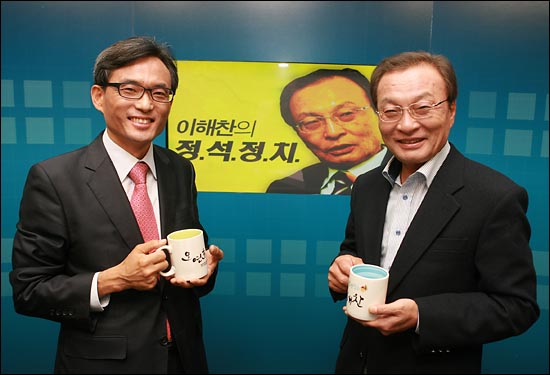  <이해찬의 정석정치> 녹화를 앞두고 포즈를 취하는 오연호 대표와 이해찬 전 총리.