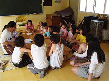 한치영씨가 지리산 실상사 인근 마을 아이들에게 동요를 가르쳐주고 있다.