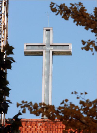 '종교인 과세'를 둘러싸고 다양한 의견이 제기되고 있다. 사진은 한 대형교회의 십자가 모습. 