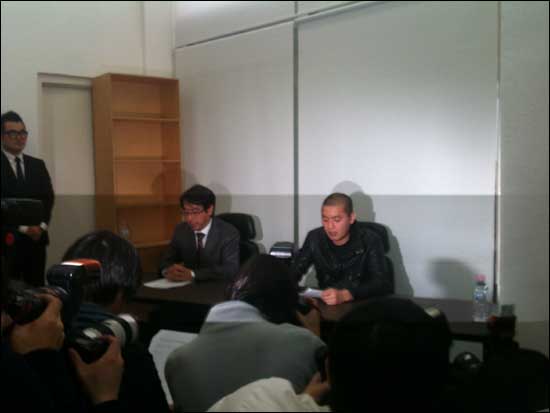  슈프림팀 이센스(오른쪽)가 2일 오후 서울 마포구 서교동에 있는 소속사 아메바컬쳐 사무실에서 대마초 흡연 혐의로 활동을 중단한다는 내용의 기자회견을 열었다. 