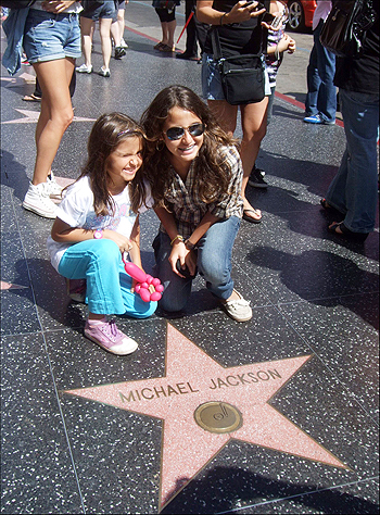  할리우드 명예의 거리(Hollywood Walk of Fame). 팝의 영원한 전설, 마이클 잭슨의 별 앞에서 유독 사진 찍는 사람들이 많았다.