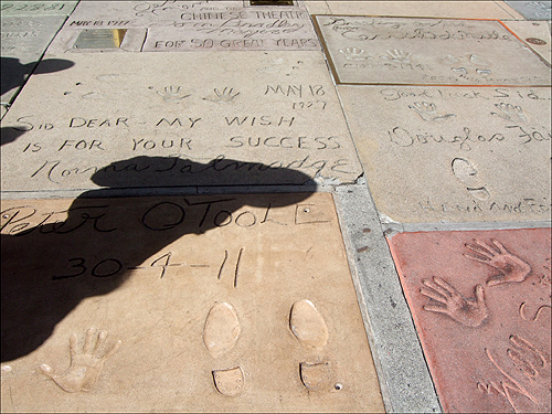  할리우드 그라우맨스차이니즈 극장(Grauman's Chinese Theatre) 앞바닥에는 유명 스타들의 손과 발자국 등이 새겨져 있다.