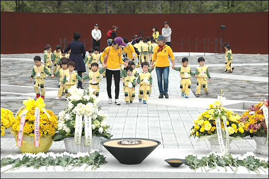 김해 봉하마을 고 노무현 대통령 묘역에 어린이들이 참배한 뒤 나오고 있다.