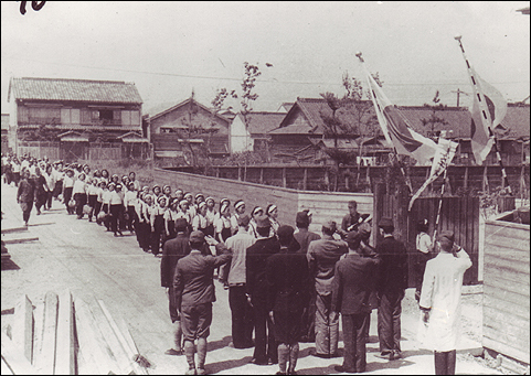 일본 나고야에 도착하는 근로정신대 어린 소녀들, 1944년 6월 초 미쓰비시중공업 나고야 항공기 제작소 기숙사에 도착하는 광주전남지역 근로정신대 대원들.