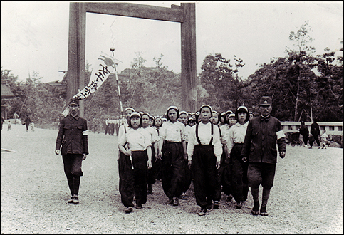 일본 미쓰비시중공업 나고야 항공기 제작소로 끌려온 근로정신대 어린 소녀들이 여자근로정신대라고 표기된 깃발을 들고 나고야시 아츠타 신사 참배에 나선 모습. 1944년 6월께.