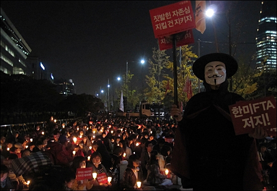 "한미FTA 파기하라" 구호 외치는 촛불문화제 참가자들 

