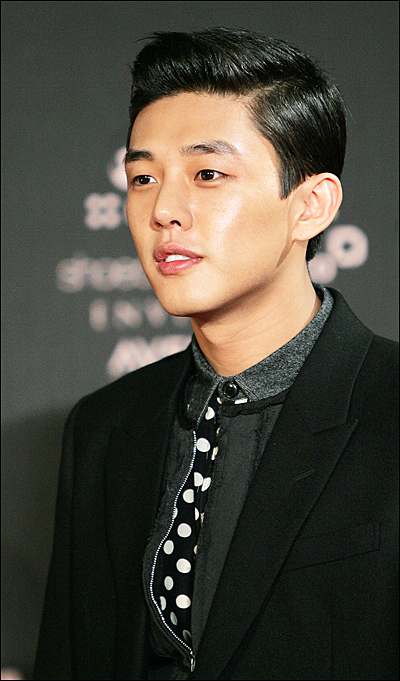  배우 유아인이 3일 저녁 서울 상암동 CJ E&M센터에서 열린 2011스타일 아이콘 어워즈 레드카펫에서 포즈를 취하고 있다.