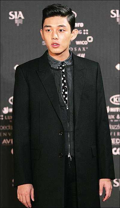  배우 유아인이 3일 저녁 서울 상암동 CJ E&M센터에서 열린 2011스타일 아이콘 어워즈 레드카펫에서 포즈를 취하고 있다.
