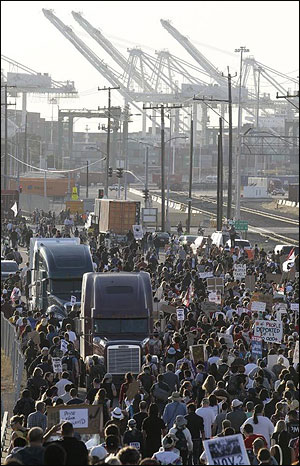 지난 2일(현지 시간) 총파업에 참여한 수천 명의 '오클랜드 점령' 시위대가 캘리포니아 오클랜드 항구를 점령하기 위해 행진하고 있다.