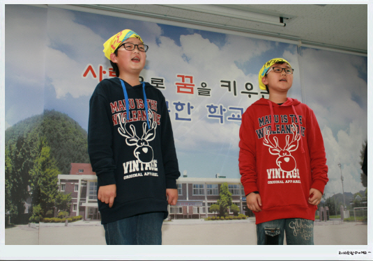 4학년 김영민군과 오서현군이 [나무의 노래]를 열창하고 있습니다.