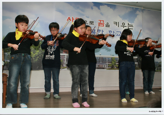 주봉초등학교 3 4 5학년 아이들이 바이올린 합주를 선보이고 있습니다.