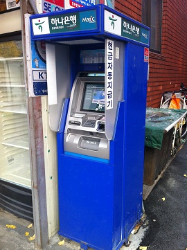 윤씨는 물론 동내 주민들은 이 기계가 하나은행이 소유하고 관리하는 것으로 알고 있었다.