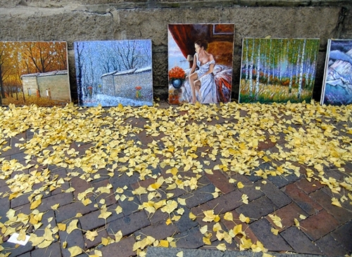 돌담길의 낙엽들과 미술작품들이 잘 어울린다. 
