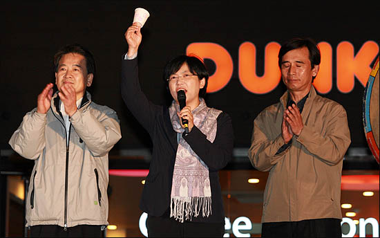 5일 저녁 서울 중구 대한문 앞에서 열린 '한미 FTA저지 범국민 촛불문화제'에 참여한 정동영 민주당 최고위원, 이정희 민주노동당 대표, 유시민 국민참여당 대표가 무대에 올라 촛불을 들고 있다.
