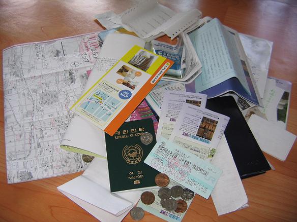 여권과 각종 안내 책자와 지도