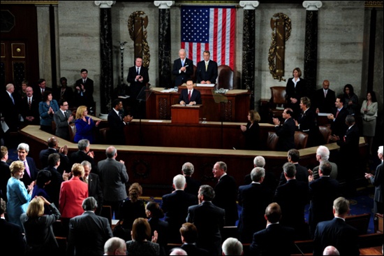 이명박 대통령이 10월 13일(현지시간）워싱턴D.C 미국 국회의사당에서 연설하는 도중 미 의원들이 기립박수를 보내고 있다.