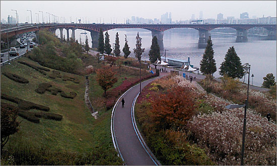한강변 자전거도로에서 서울숲 구름다리로 올라가는 12번 출입구 길목. 자전거를 탄 채 그대로 서울숲으로 들어가려면 앞에 보이는 성수대교 아래 13번 출입구를 통해 지하보도를 지나가야 한다.