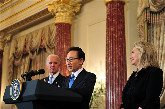 지난 10월 13일(현지시각) 미 국무부에서 조 바이든 부통령, 힐러리 클린턴 국무장관과의 오찬에 앞서 이명박 대통령이 연설하고 있다.
