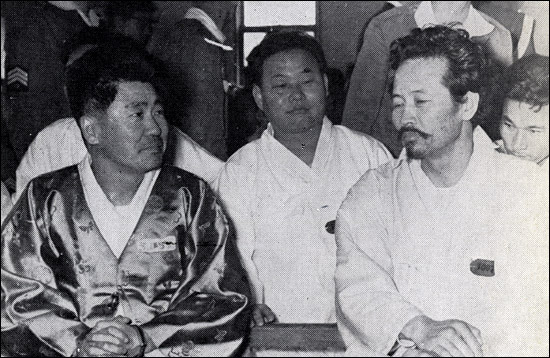 1963년 3월 11일 군 일부 쿠데타 음모사건으로 구속되었던 김동하(왼쪽), 박창암 피고는 1963년 9월 27일 문형태 중장을 재판장으로 하는 보통군재에서 7년형을 선고받았다. 