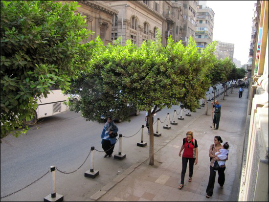 이른 아침 한적한 카이로 시내를 걷고 있는 행인들.
