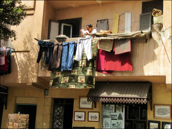 카이로 시내 가정집에서 빨래를 널고 있는 주부의 모습.