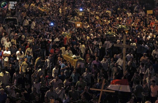 10월 10일. 콥트 기독교인들이 카이로 시내에서 전날 임시정부의 무력 진압으로 죽은 대규모 사상자를 위한 추모 행렬을 하고 있다. 