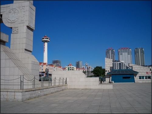  진저우항 입구, 바다 쪽에서 본 진저우 시내모습니다. 왼쪽 출입구 상징물에 고구려를 상징하는 삼족오가 그려져 있다. 이곳 랴오닝성은 물론 옛 고구려와 발해의 영토였다.