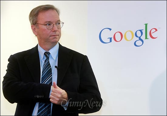 에릭 슈미트 구글(Google) 회장이 8일 오전 서울 역삼동 구글코리아에서 "인터넷 개방성 : 혁신과 동반성장의 출발점"을 주제로 기자간담회를 하기 위해 준비하고 있다.