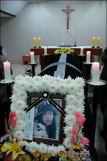 성구매자한테 살해 당했던 창원 상남지구 노래방 도우미의 장례미사가 8일 오전 창원 사파공동성당에서 열렸다.