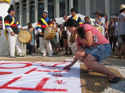 2007년 미국사회포럼에서 한미fta 반대 선포식을 하고 있다. 