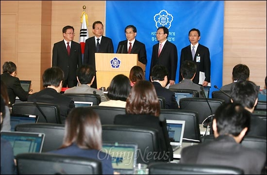  8일 오후 세종로 청사에서 서울시의 한미FTA 의견제출에 반박하는 관계부처 합동브리핑이 이경옥 행정안전부 차관보, 백운찬 기획재정부 세제실장, 최석영 외교통상부 FTA 교섭대표, 문재도 지식경제부 산업자원협력실장, 정병두 법무부 법무실장이 참석한 가운데 열리고 있다.