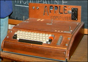 1976년에 잡스와 워즈니악이 만든 애플의 첫 컴퓨터 '애플I'. 애플은 대중을 위한 컴퓨터를 처음 만든 회사다. 