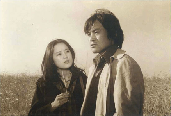  영화 <겨울 여자>(1977)에서의 영화배우 김추련(오른쪽).