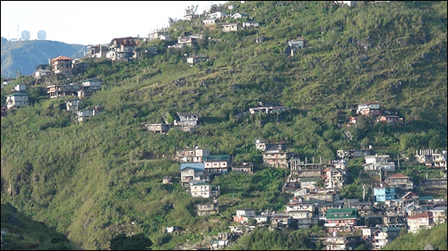 바기오의 산등성이, 산마루에도 많은 집들이 지어져 있었다.